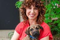 Dra. Annie Valuska, PhD sosteniendo a su cachorro