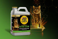 El envase de arena aglomerante multi-gato Purina Tidy Cats Performance+ Active Clean se muestra con un gato saliendo de una caja de arena brillante, destacando el control de olores.