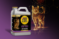 Jarra de arena para gatos Purina Tidy Cats Performance+ Tidy Feet de bajo rastreo con gato caminando hacia adelante sobre una superficie limpia