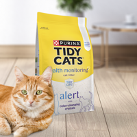Gato acostado junto a la arena Tidy Cats Alert.
