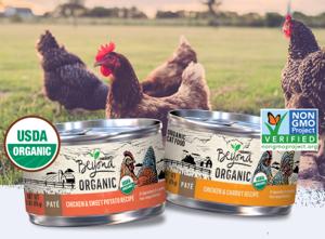 Recetas de alimento húmedo para gatos de Beyond certificado como orgánico sobre una imagen de pollos orgánicos en el campo
